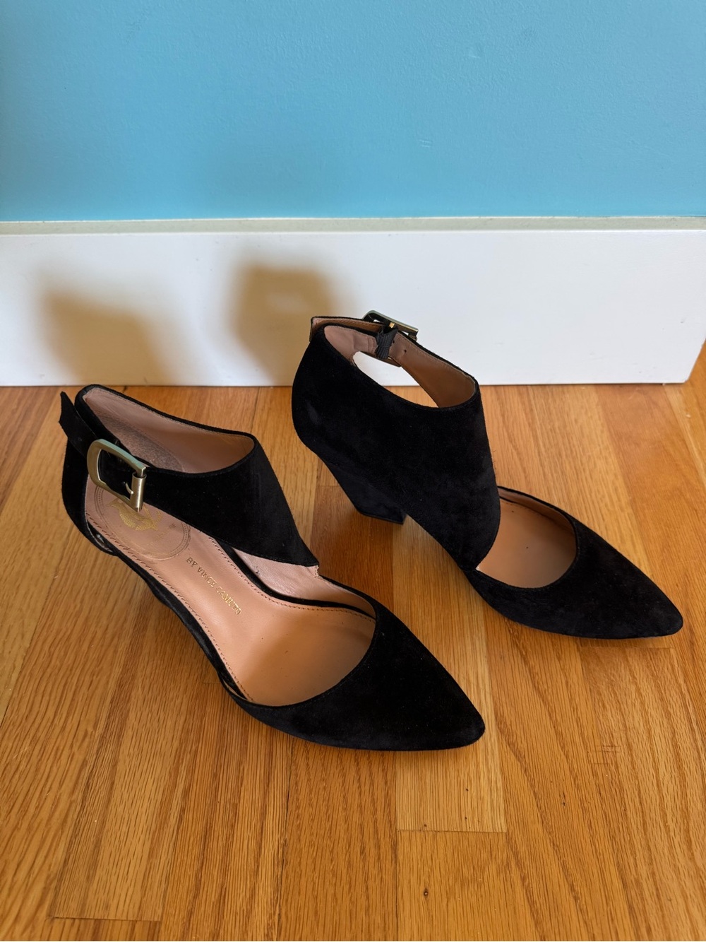 VC Signature Vince Camuto Black Suede Pointed-Toe Women's Heels with Ankle Buckl